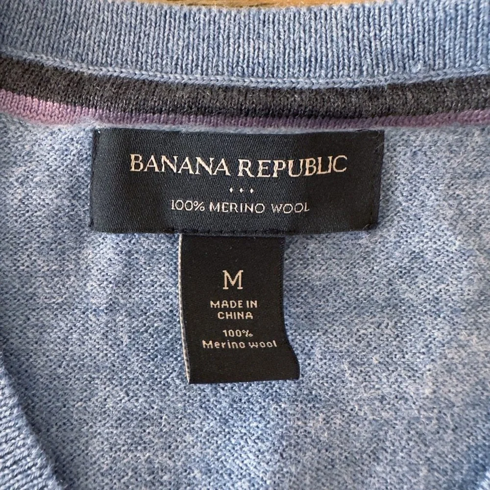 Banana Republic Mens M 100% Merino Wool V-Neck Sweater Blue Pullover Lightweight